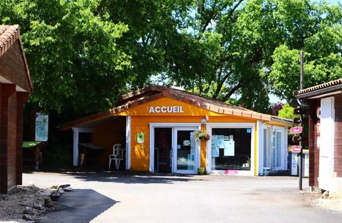 Vouneuil-sur-Vienne House | Magnificent 2-bedroom chalet sleeps 5