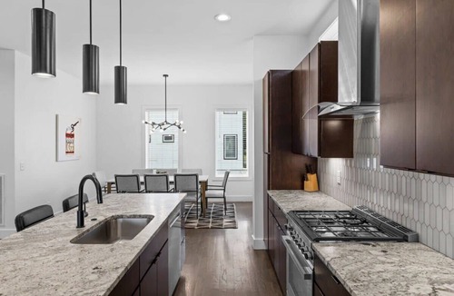 Berry Hill House | Magnificent Home - 1 King/6 Queen Beds + Balcony