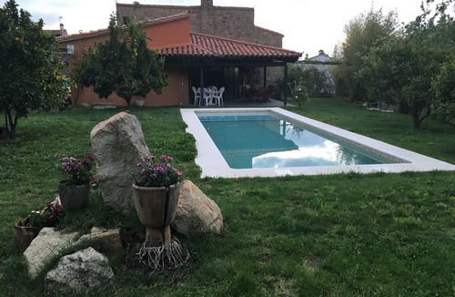 Hoyos Cottage | Magnificent house for 5 people with orchard and swimming pool, live rural Spain, wifi