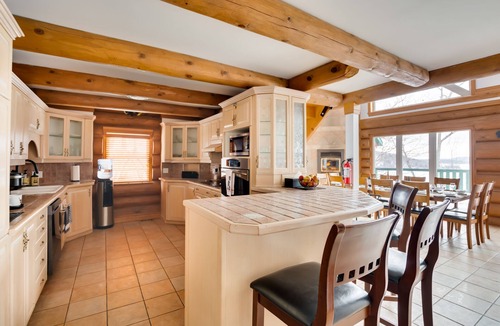 Lac-Simon Ski Chalet | Magnificent log cabin with breathtaking views and water access