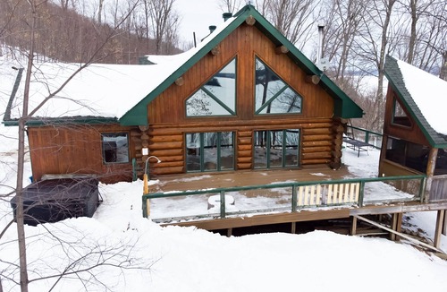 Lac-Simon Ski Chalet | Magnificent log cabin with breathtaking views and water access