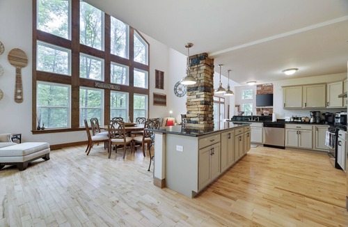 Lackawaxen House | Magnificent, luxurious perfect for large families in Masthope!