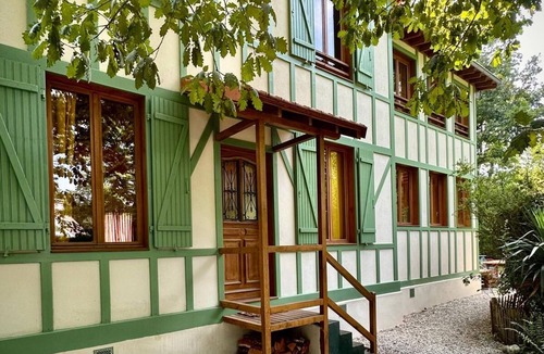 Maisons-Laffitte House | Magnificent Maison bois château park