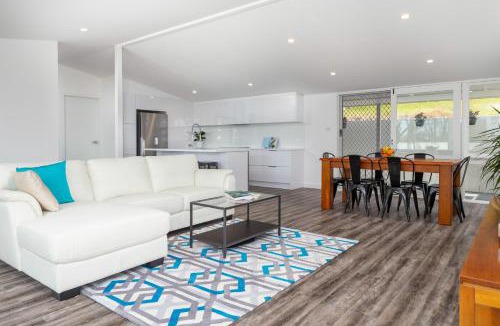 Malua Bay House | Magnificent Malua Views, Stroll to the beach