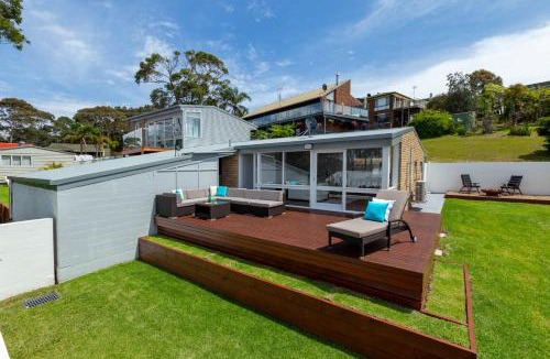 Malua Bay House | Magnificent Malua Views, Stroll to the beach