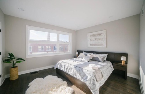 West Bucktown House | MAGNIFICENT NEW Home w/8 Beds & Free Parking