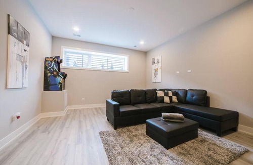 West Bucktown House | MAGNIFICENT NEW Home w/8 Beds & Free Parking