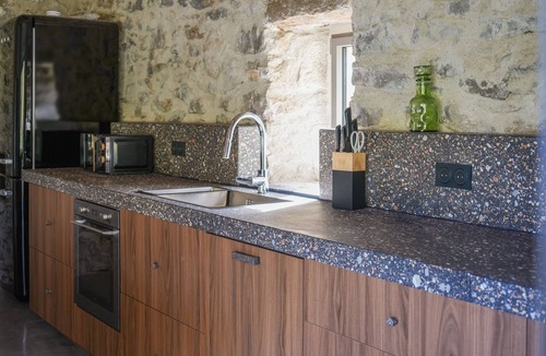 Vinezac House | Magnificent renovated farmhouse sleeps 9/11