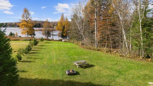 Saint-Calixte Villa | Magnificent Riverside Bright Chalet with Spa