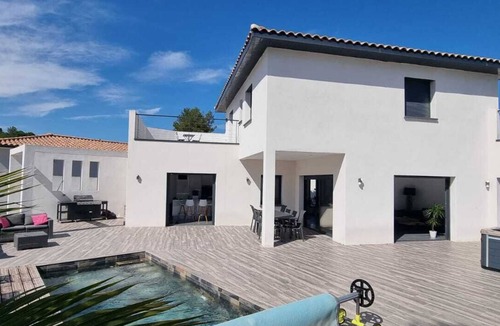Villetelle Villa | Magnificent villa large jacuzzi private heated pool