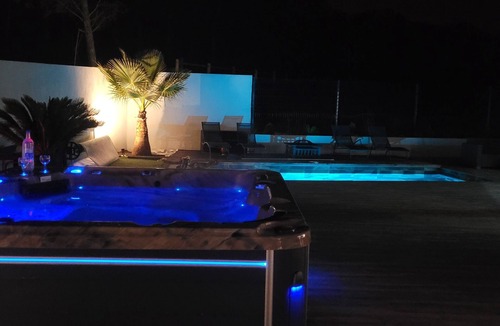 Villetelle Villa | Magnificent villa large jacuzzi private heated pool