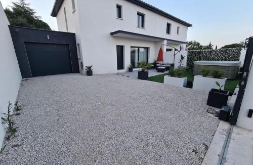 Villeneuve-les-Maguelone Villa | Magnifique Villa avec jacuzzi en option