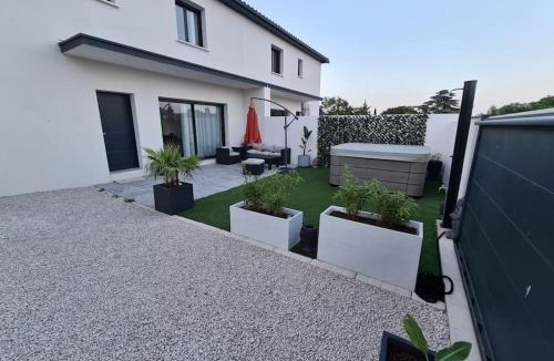 Villeneuve-les-Maguelone Villa | Magnifique Villa avec jacuzzi en option