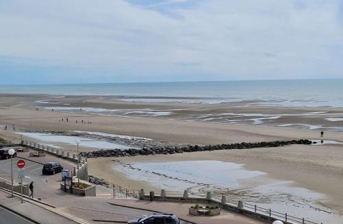 Merlimont-Plage Apartment | Magnifique Appartement Face Mer avec 2 Balcons, Terrasse et Ascenseur - FR-1-672-4