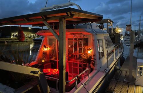 Ouistreham Boat Rental | Magnifique bateau maison