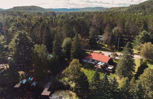 Saint-Alexis-des-Monts Ski Chalet | Magnifique chalet au bord du lac avec Spa