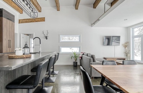 Saint Zenon Ski Chalet | Magnifique chalet au bord de l’eau
