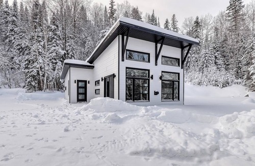 Saint Zenon Ski Chalet | Magnifique chalet au bord de l’eau