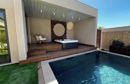 Magalas House | Magnifique Loft, 300m2, 6 Chambres, Avec Piscine et spa