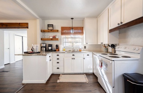 Norman House | Magnolia - 4 Bedroom 2 bath & pets allowed