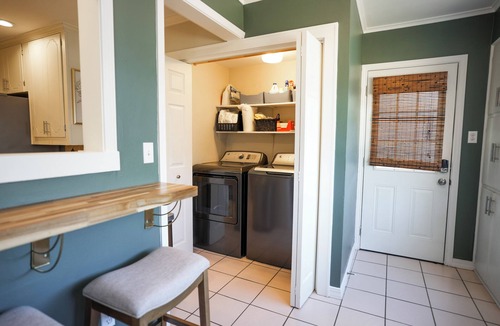 Broadmoor House | Magnolia Cottage/Cozy Stay in Central Location