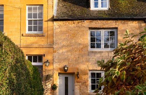 Moreton-in-Marsh Cottage | Magnolia Cottage