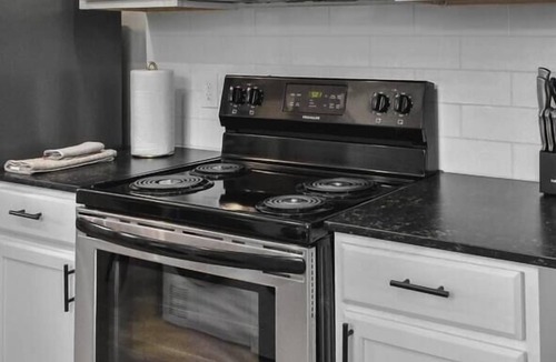 College Station Apartment | Magnolia Farms: Walk to A&M, Comfy King Beds