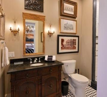 Natchez Hotel | Magnolia Hall - Armstrong Suite - King Suite