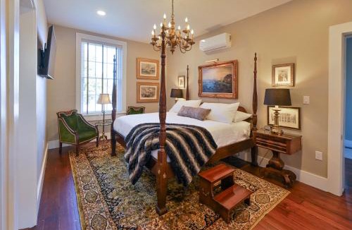 Natchez Hotel | Magnolia Hall - Armstrong Suite - King Suite