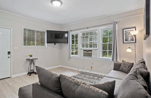 Hattiesburg House | Magnolia Hutch 1bedroom full kitchen &living space