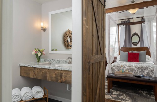 Humboldt Bed & Breakfast | Magnolia Manor and Chapel