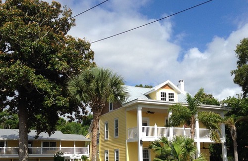 Holly Hill House | Magnolia Manor River house