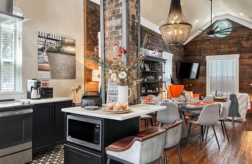 Brazos House | Magnolia Oasis Just 295 steps to Magnolia Market & Silos and 3 minutes to Baylor University!