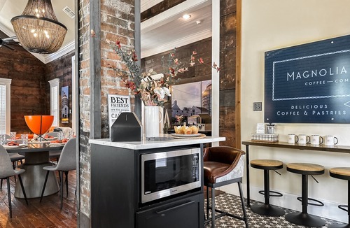 Brazos House | Magnolia Oasis Just 295 steps to Magnolia Market & Silos and 3 minutes to Baylor University!