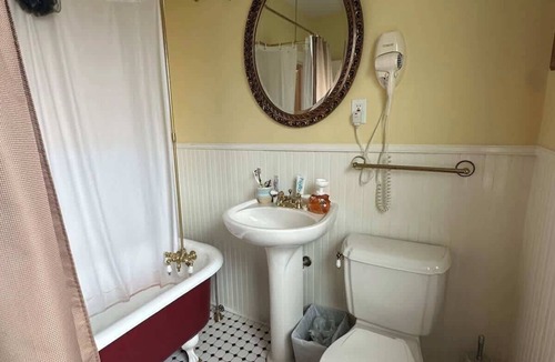 Oswego Bed & Breakfast | Magnolia Suite- The Belvedere Inn