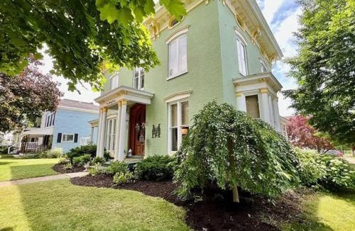 Oswego Bed & Breakfast | Magnolia Suite- The Belvedere Inn