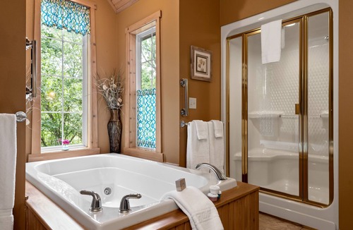 Eureka Springs Historic District Cabin | Magnolia@The Woods Cabins - Adorable cabin - 5 minute walk to downtown Eureka