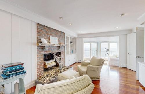 Gloucester House | Magnolia Tides