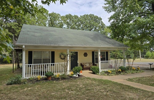 Independence House | Magnolia Vacation Rental w/Porch & Pond
