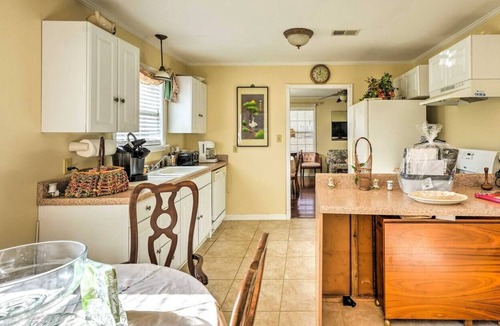 Independence Cottage | Magnolia Vacation Rental w/ Porch & Pond