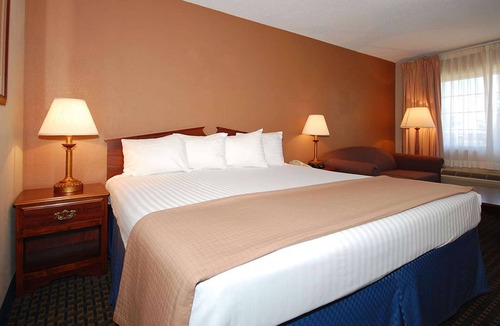 Garden City Hotel | Magnuson Hotel Red Baron