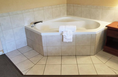 Malone Hotel | Magnuson Hotel West Liberty