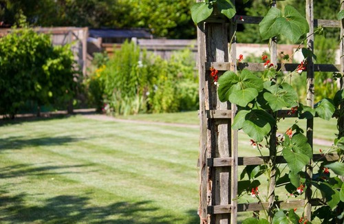 Barns Green Bed & Breakfast | Magpies Lodge