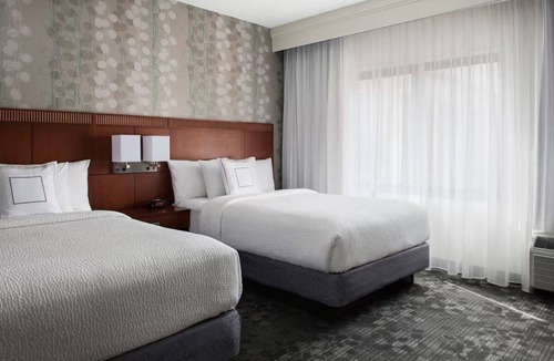 Mahwah Hotel | Mahwah NJ 2 Queen Bar, Pool & Gym
