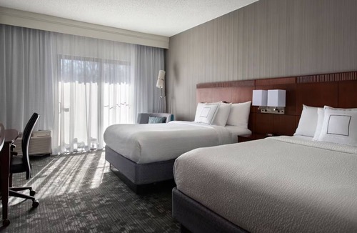Mahwah Hotel | Mahwah NJ 2 Queen Bar, Pool & Gym