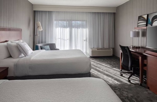 Mahwah Hotel | Mahwah NJ 2 Queen Bar, Pool & Gym