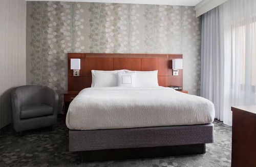 Mahwah Hotel | Mahwah NJ King Room Bar, Pool & Gym