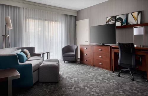 Mahwah Hotel | Mahwah NJ King Room Bar, Pool & Gym