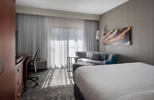 Mahwah Hotel | Mahwah NJ King Room Bar, Pool & Gym