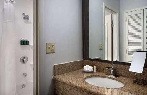 Mahwah Hotel | Mahwah NJ King Room Bar, Pool & Gym